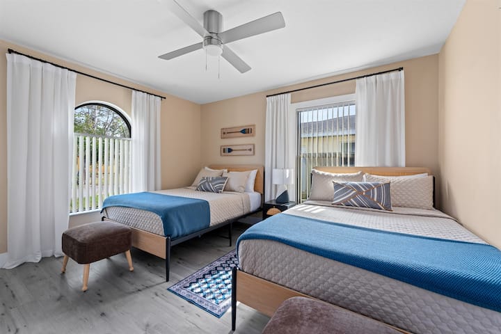 غرفة النوم الثالثة.  واسعة وجذابة مع سريرين كاملين الحجم لإقامة مريحة.