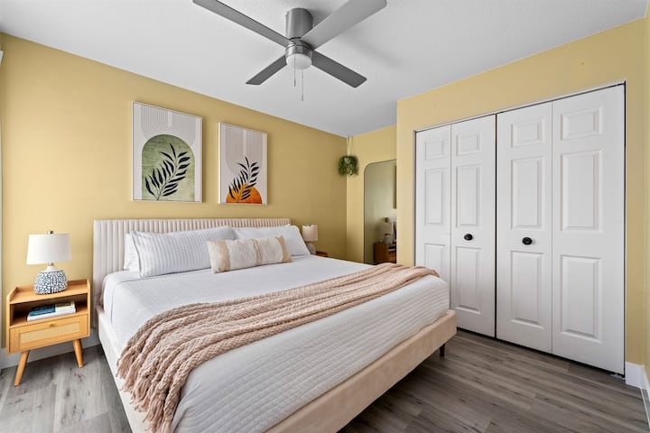 غرفة نوم ثانية. غرفة واسعة بسرير كبير الحجم ومساحة تخزين واسعة.