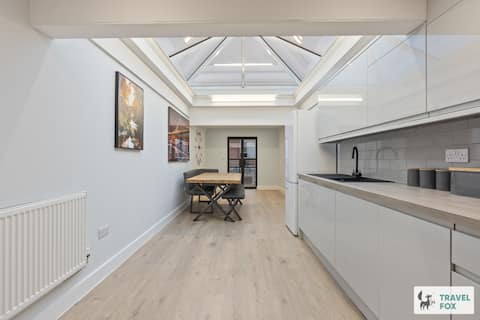 Camila's Central Penthouse with Balcony