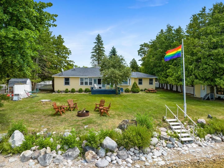 Charming Burt Lake Cottage - Burt Lake, MI