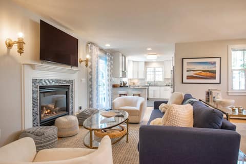 Private deck, walk to Commercial Street!