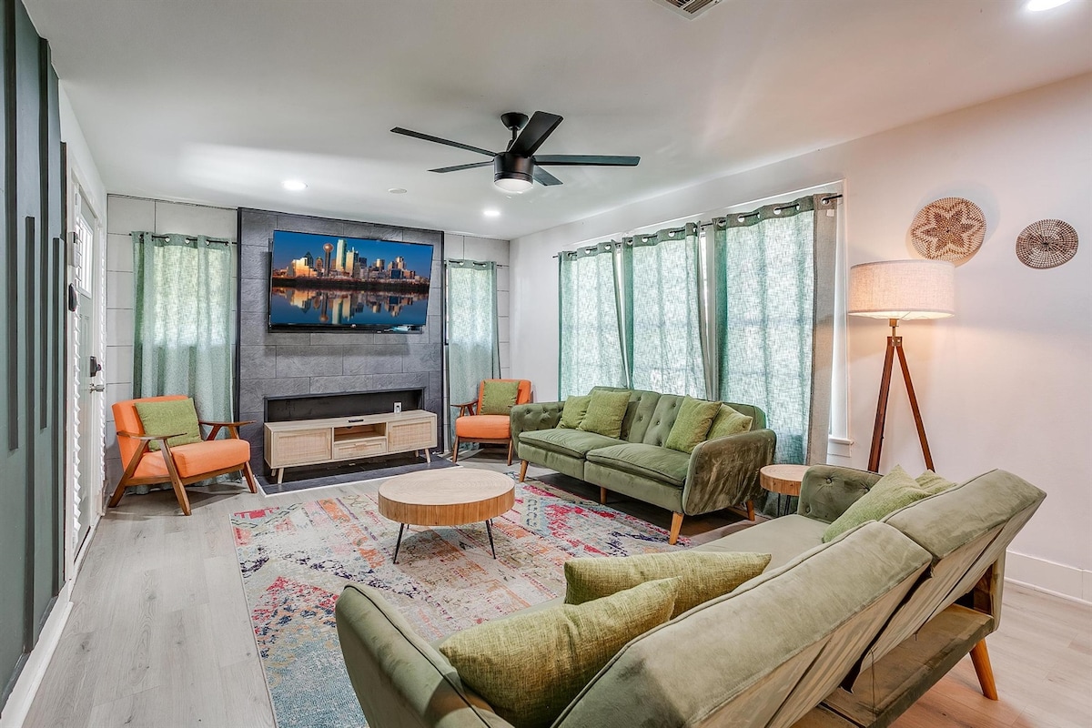 Popular Airbnb listing: Luxe Dallas 4BR Retreat|Private Yard & Smart Home in Elmwood