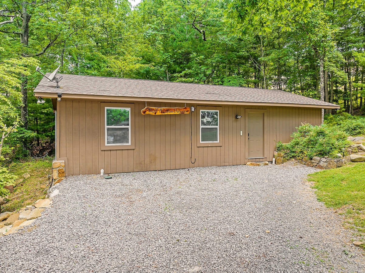 Bluff Mountain Bungalow kitchen and dining