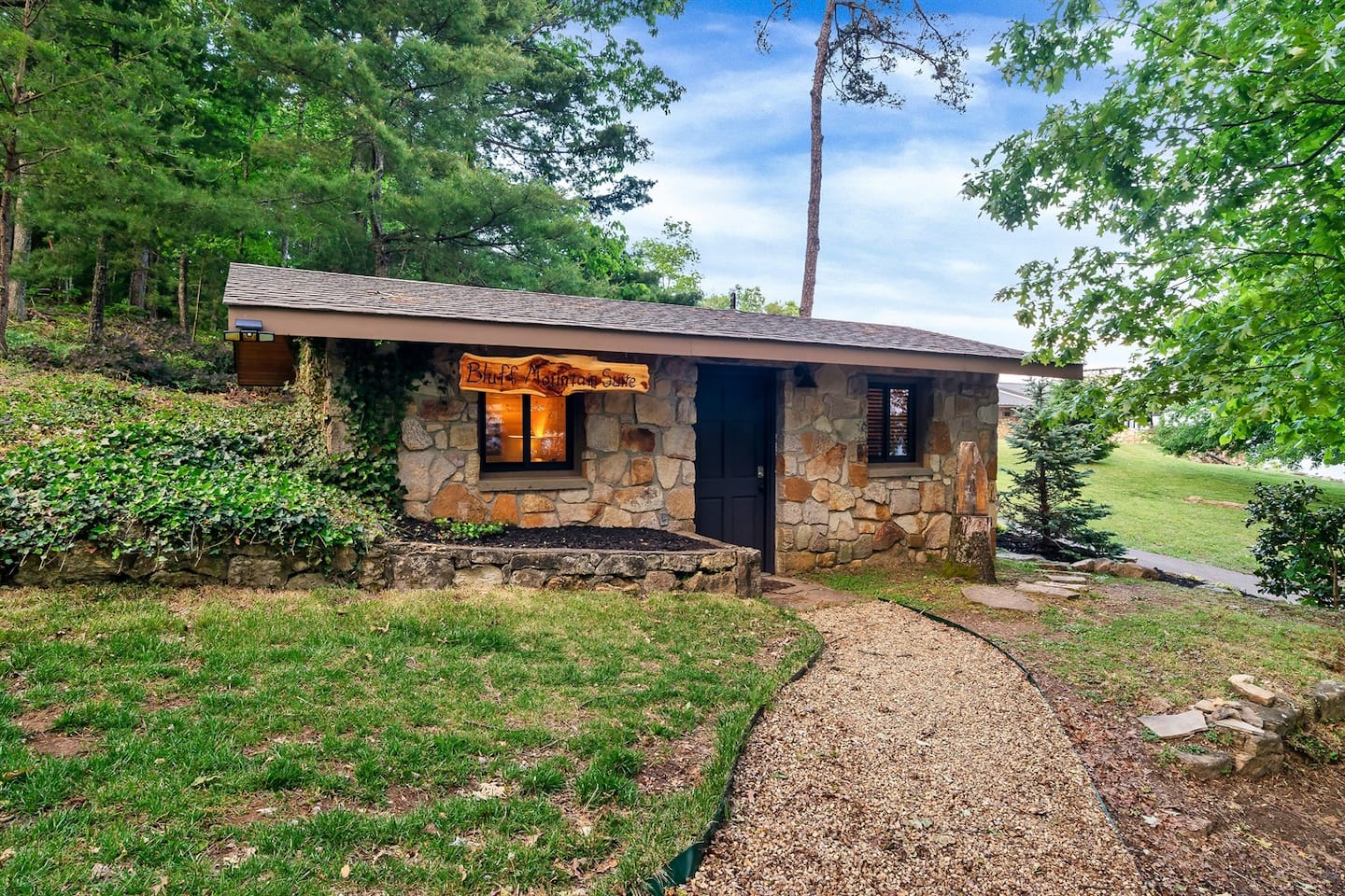 Bluff Mountain Suite bedroom with sitting room