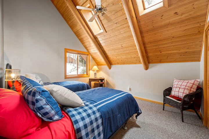 Спална соба на горниот кат - 2 двокреветни кревета