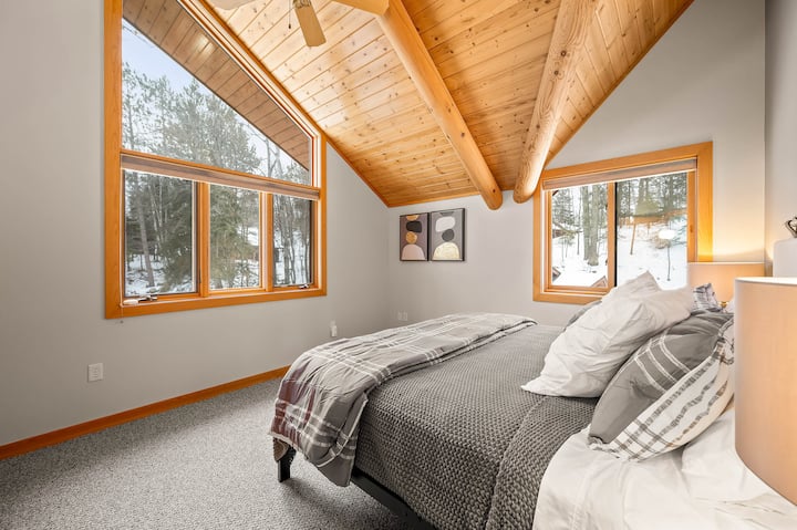 Спална соба на горниот кат - брачен кревет