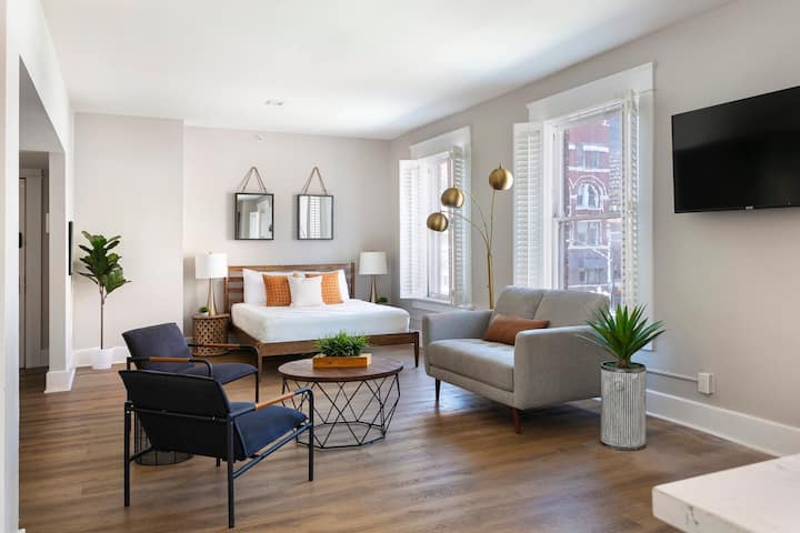 Insta-worthy 2br Hotel Suite | Heart Of Gaslamp - San Diego, CA