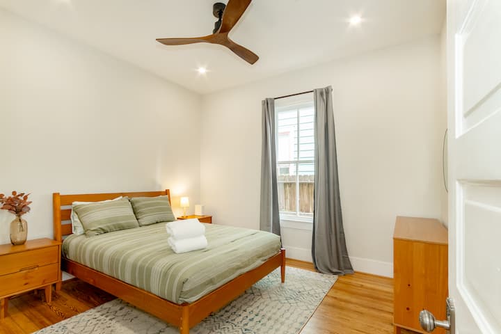 Segundo dormitorio con cama tamaño queen.