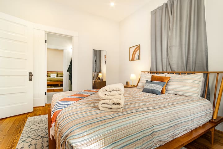 ¡Recámara principal con cama tamaño queen! 