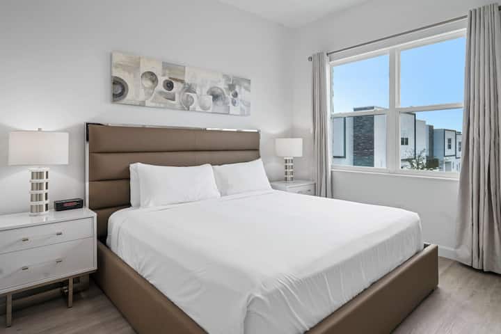 להסתובב לארץ החלומות במיטה קינג-סייז נוחה במיוחד עם מצעים נקיים ותאורה רכה - להתעורר לאור טבעי הזורם דרך החלונות, מוכן לאמץ את היום - מקום המפלט הפרטי שלכם של רוגע ושלווה מחכה לכם לנוח בקלות בסטייל