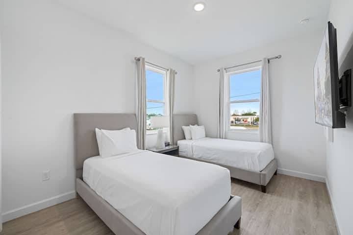 הירגעו בחדר השינה הכפול המקסים הזה, שטוף באור טבעי מחלונות גדולים ואוורירים - מתאים לחלוטין לחברים או למשפחה, עם מיטות נעימות שמבטיחות לילות מרגיעים - מקום מפלט בהיר ועליז שבו נוחות וסגנון מתאחדים להפליא