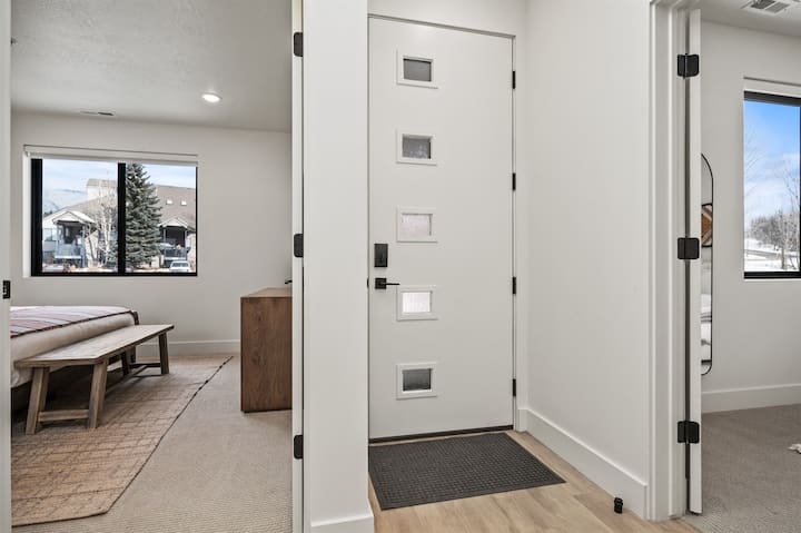 До спалната соба на главниот кат може да се пристапи во близина на влезот.