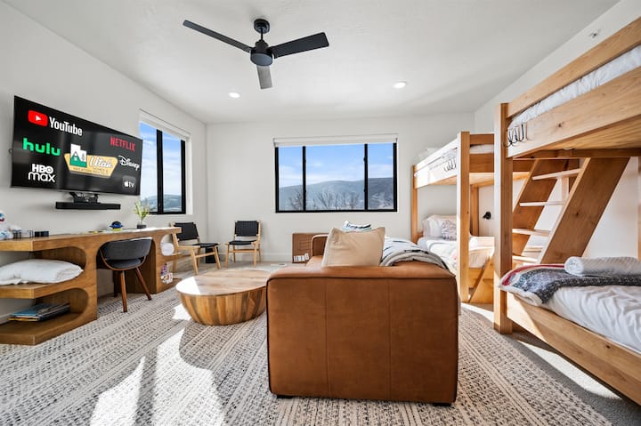 Спалната соба на горниот кат има величествен поглед кон планините!