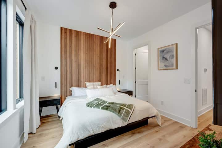 Upptäck modern elegans och komfort i detta eleganta sovrum, perfekt för avkoppling under din vistelse i centrala Nashville. Njut av mjuka sängkläder och elegant inredning, perfekt för möhippor eller familjeåterföreningar.
