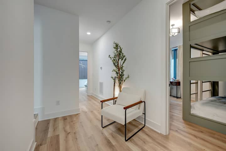 Elegant semesterboende i Nashville! Detta eleganta semesterboende är perfekt för större grupper och erbjuder mysiga utrymmen för avkoppling och nöje. Perfekt för familjeåterföreningar eller möhippor, det är det perfekta stället för oförglömliga minnen i Music City!