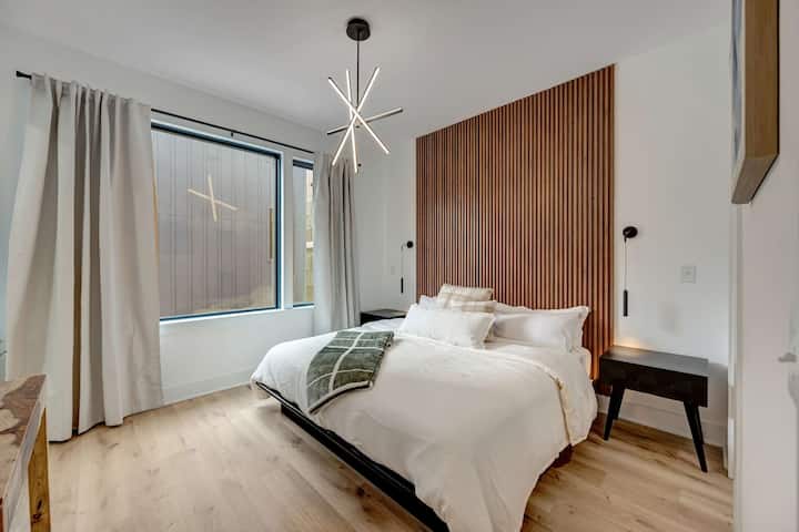 Upptäck denna eleganta tillflyktsort i Nashville, perfekt för stora grupper eller familjeåterföreningar. Med modern inredning och inbjudande sängar ligger boendet bara några steg från Music Citys pulserande hjärta för vilsamma nätter och total avkoppling!