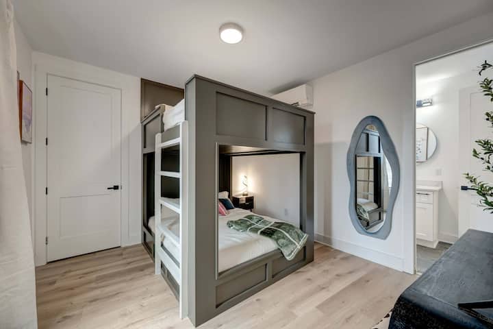 Upplev stil och komfort i detta eleganta rum med våningssäng, perfekt för stora grupper i centrala Nashville. En elegant tillflyktsort efter att ha utforskat Music City!