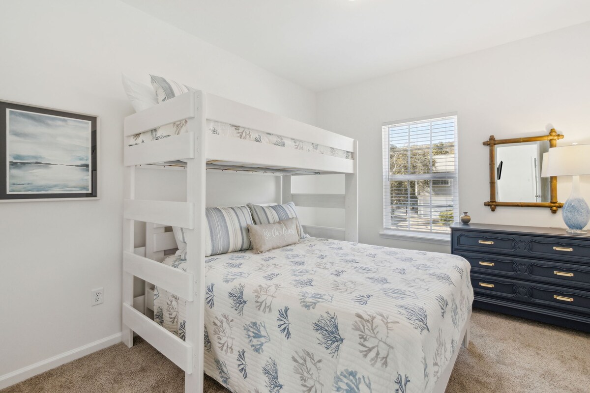 Na katu je spavaća soba za goste s bračnim krevetom i komodom