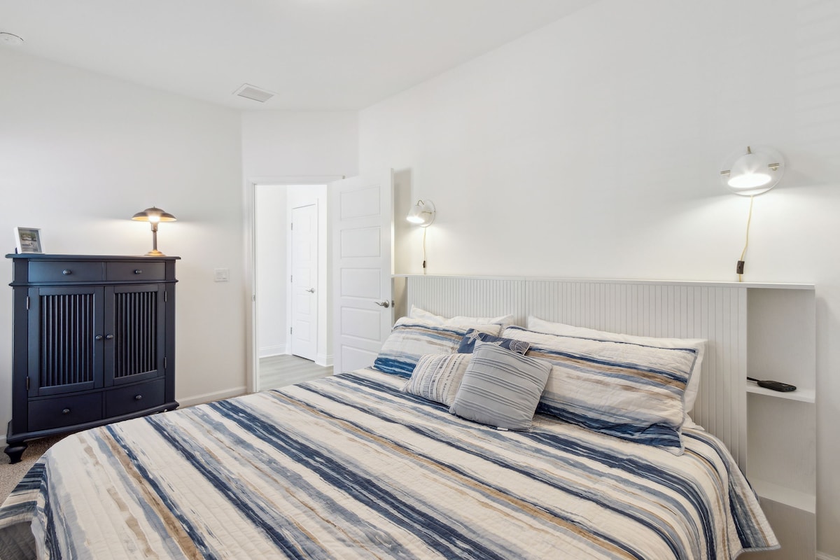 Dolje spavaća soba s bračnim krevetom (širine 180 - 200 cm)