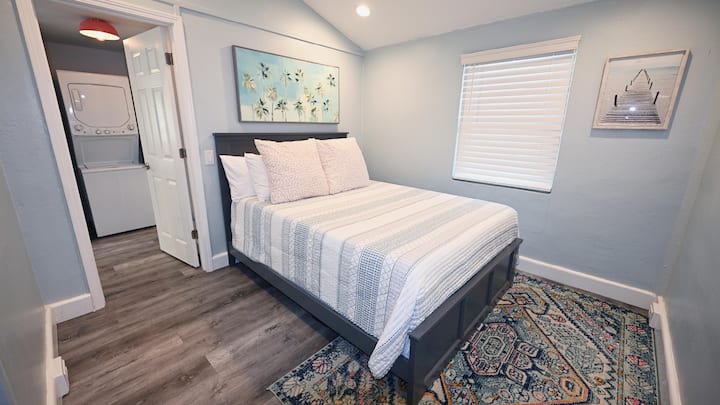 Táto spálňa má jednu manželskú posteľ s moderným a minimalistickým dizajnom, ktorý je jasný a vzdušný, pokojný a pokojný, priestranný a prívetivý.