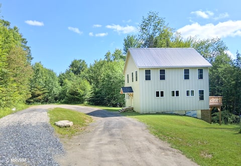 Mountain Home Between Stowe & Sugarbush W Hot Tub