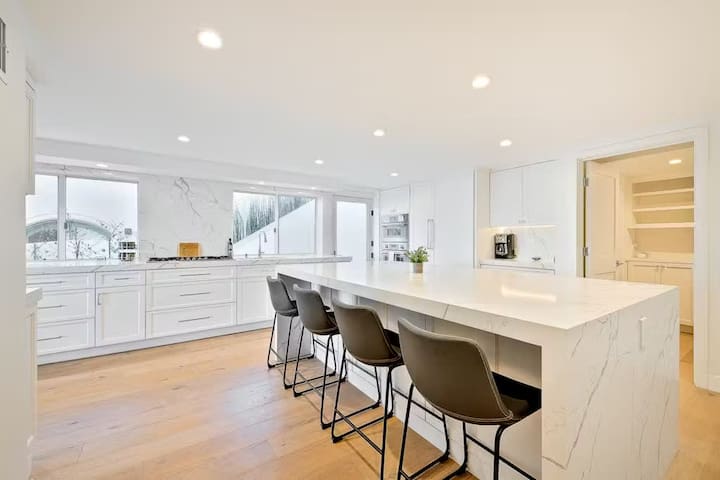 Cliffside Haven, Where Ocean Meets Sky gallery image 2