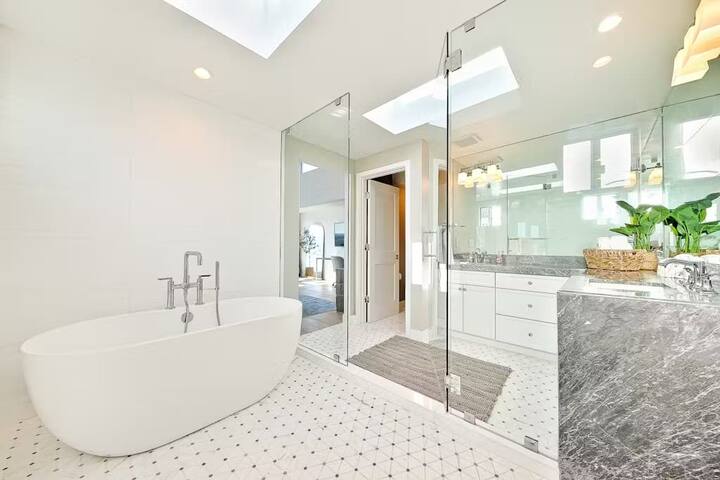 Cliffside Haven, Where Ocean Meets Sky gallery image 5