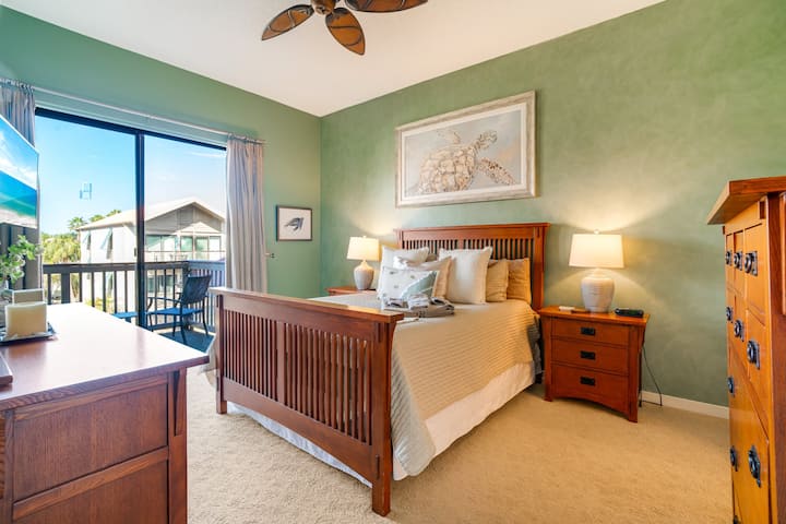 اكتشف ملاذًا للاسترخاء في غرفة النوم الرئيسية، مع ديكور مستوحى من الساحل وإطلالات خلابة. يتميز بسرير بحجم كوين لنوم مريح.