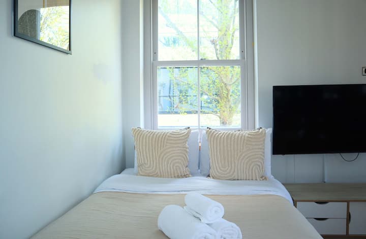 Manželská posteľ v obývacej izbe.