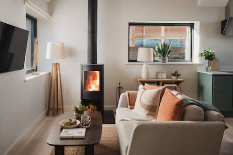 Popular Airbnb listing: Longstones Avebury – Adam in Wiltshire