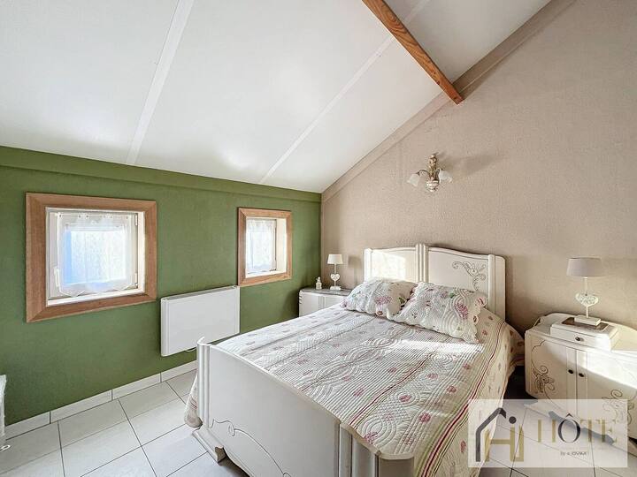 Svetlá a pokojná izba s veľkým zrkadlom, upokojujúcou bielou výzdobou a kúrením na teplé noci – ideálne miesto na odpočinok a načerpanie nových síl.