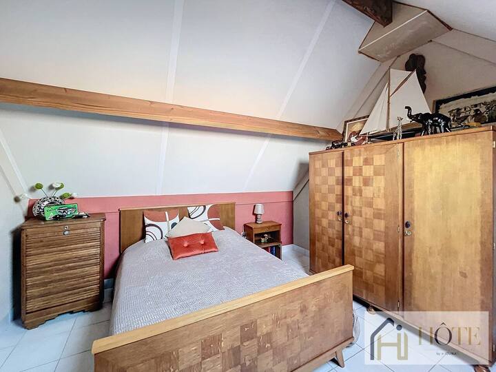 Svetlá a pokojná izba s veľkým zrkadlom, upokojujúcou bielou výzdobou a kúrením na teplé noci – ideálne miesto na odpočinok a načerpanie nových síl.