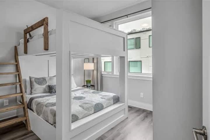 Spálňa 2 – poschodová posteľ s dvoma menšími manželskými lôžkami 