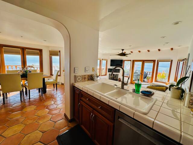 HC 18/65 2-BR Escape w/ Balcony & Stunning Views gallery image 4