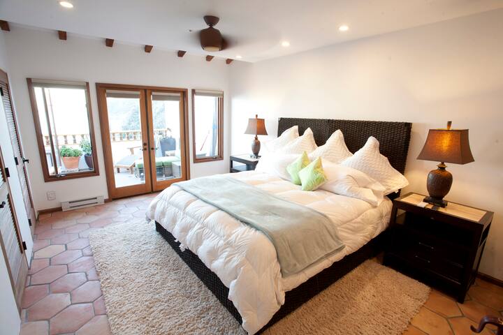 HC 18/65 2-BR Escape w/ Balcony & Stunning Views gallery image 3