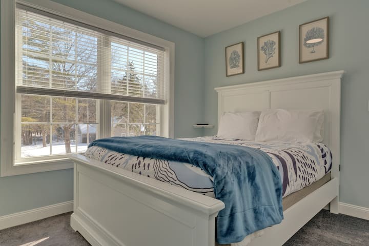 Chambre queen size ( Smart TV - Roku)