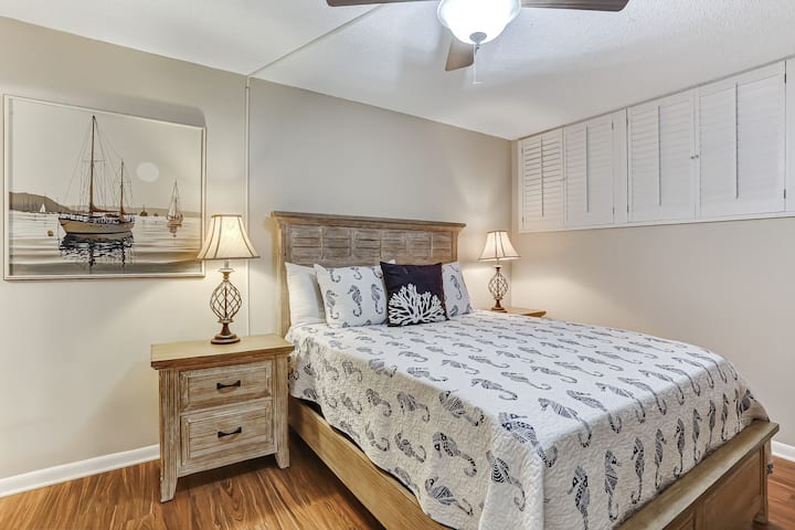Beachfront Getaway: Ground-level Comfort Awaits - Fernandina Beach, FL