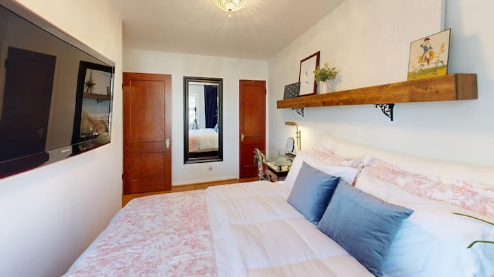 Cama tamaño queen en el nivel superior con TV