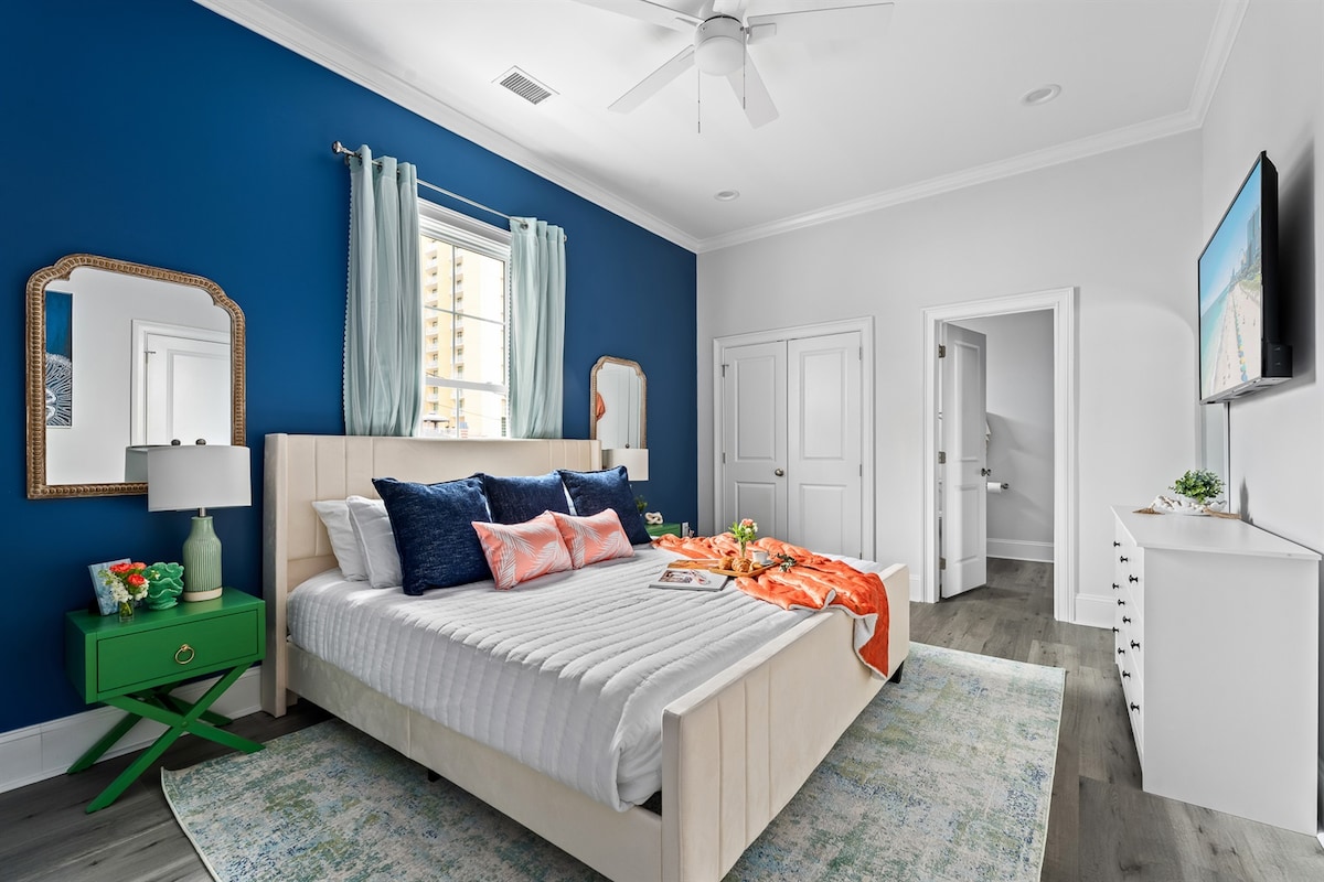 חדר שינה 2 - שפע של אור שמש בחדר השינה הראשי בקומה הראשית עם וילונות להחשכת החדר כדי לוודא שתתעוררו רעננים