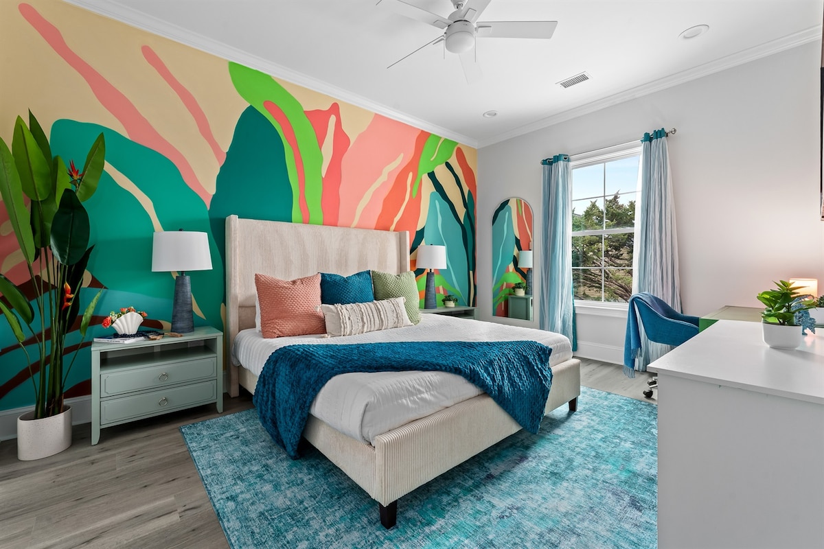 חדר שינה 1 - יחידת הורים בקומה הראשונה עם ציור קיר יפה בהתאמה אישית