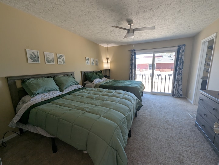 Quarto com 2 camas queen e banheiro privativo