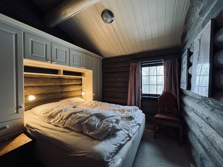 Troisième chambre confortable avec un lit douillet et un espace de rangement