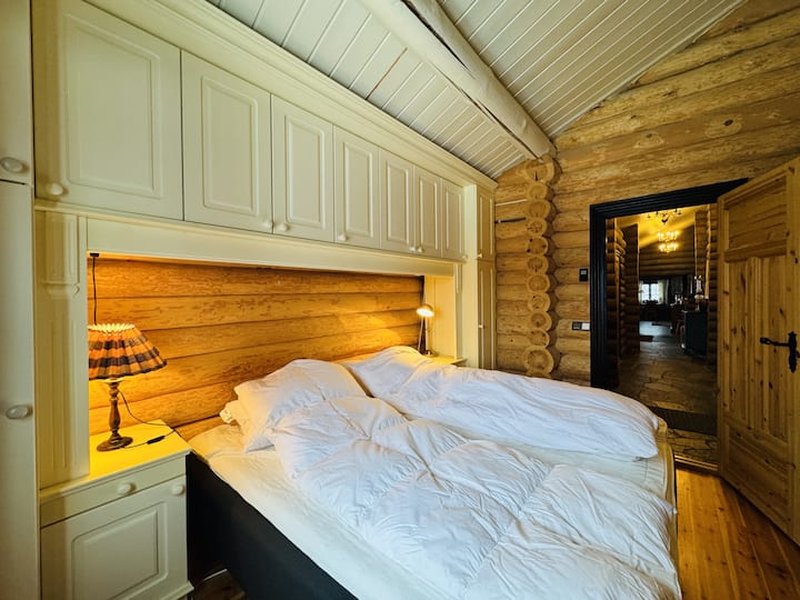 Deuxième chambre confortable avec un lit confortable et un espace de rangement pour un séjour reposant.