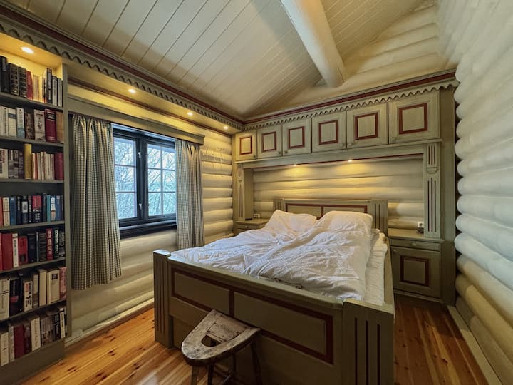 Chambre confortable avec un lit confortable et un espace de rangement et une bibliothèque pour un séjour reposant.