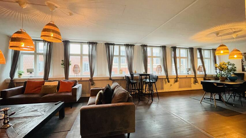 Pedestrian Street – Center – 6 Br – 14 Guests – Pe gallery image 2