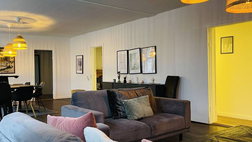 Pedestrian Street – Center – 6 Br – 14 Guests – Pe gallery image 5