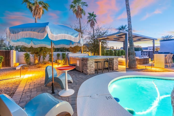 Tropical Villa w/ Pool, Movie Theater, Pickleball - Houses for