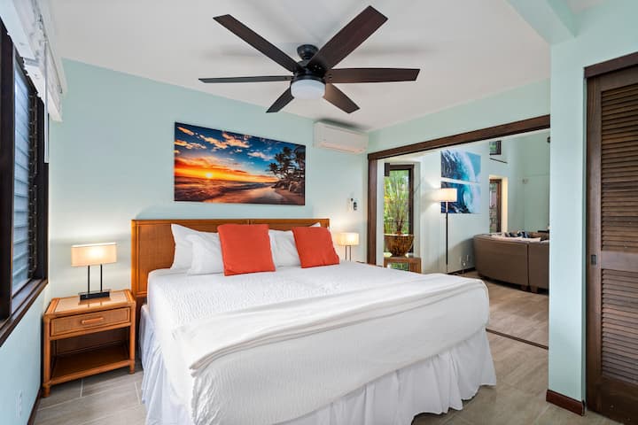 ห้องนอนผู้เข้าพักชั้นล่างพร้อมเตียงคิงไซส์ (สามารถเปลี่ยนเป็นเตียงแฝด 2 หลังได้ตามคำขอ)