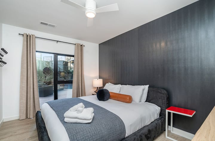 Primarna spavaća soba ima bračni krevet (180x200), pametni TV i dizajnerski namještaj.