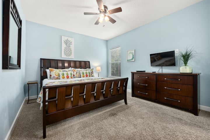 Hoofdslaapkamer op de tweede verdieping. Kingsize bed en eigen badkamer / kast.